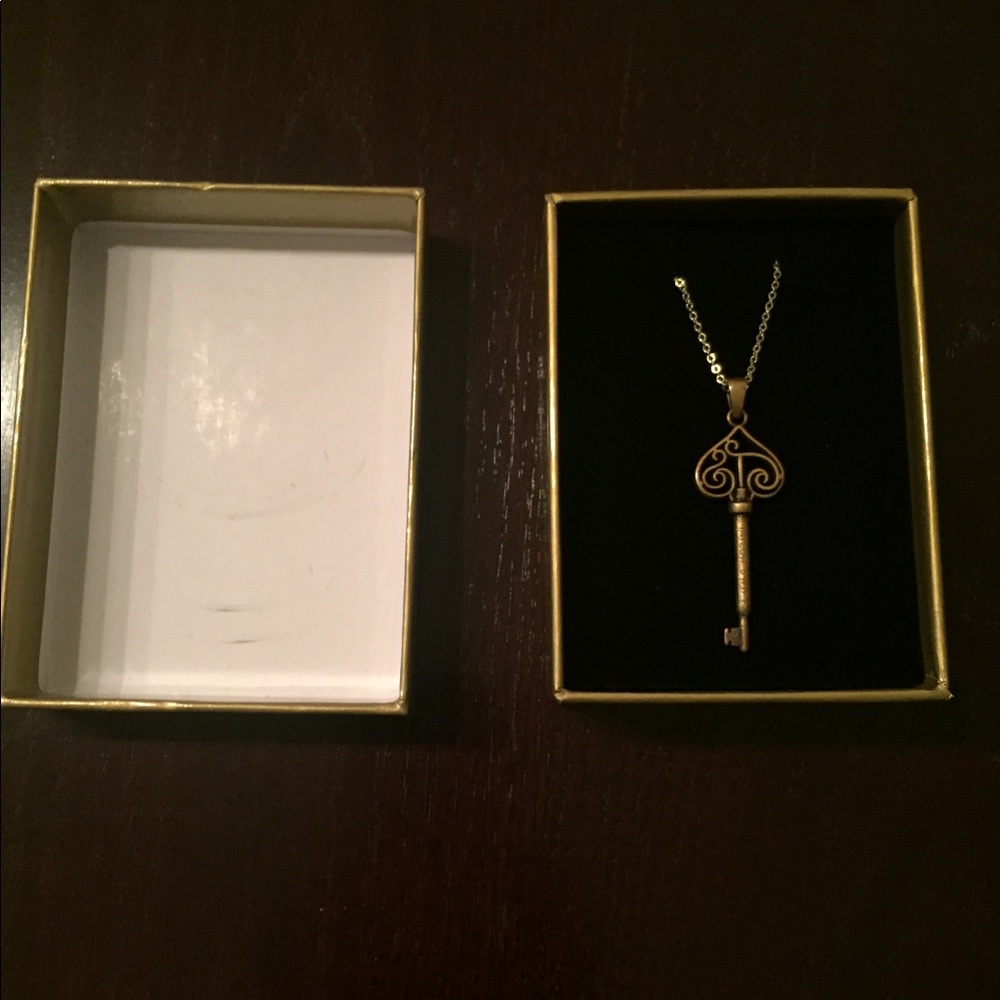 Taylor Swift Gold Key Necklace - Picture 3 of 4